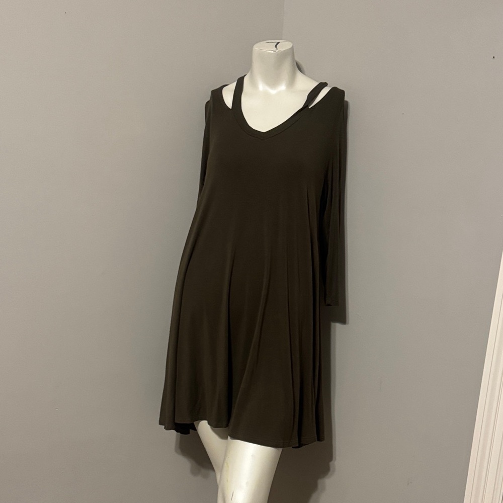 Entro boutique hunter green flowy dress w v neck cut outs. Size small. Runs big